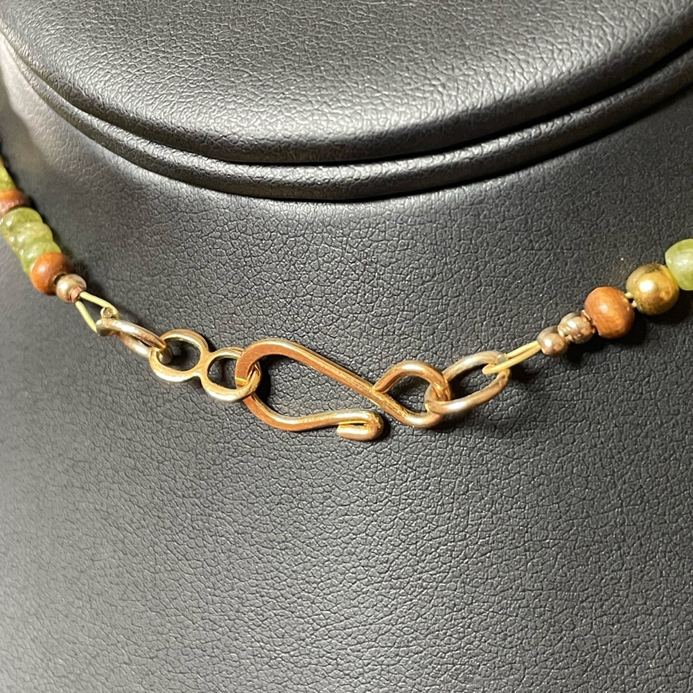 Marble teardrops with Vesuvianite, gold-tone and wooden vintage beaded necklace - Picture 6 of 6